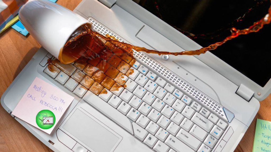ریختن مایعات بر روی کیبرد لپ تاپ